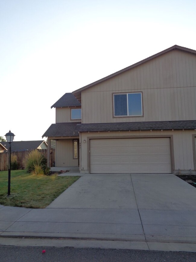 Building Photo - Duplex in Strawberry Heights