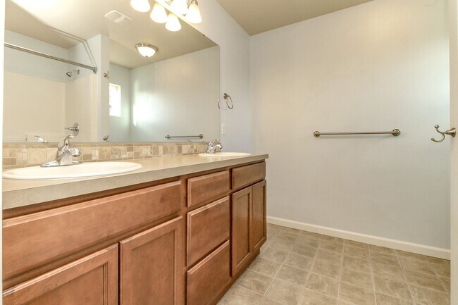 Building Photo - Beautiful Lacey Home with new paint and carpet in Popular Edgewater Community