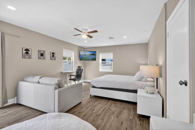 Building Photo - 823 Avenida Hermosa