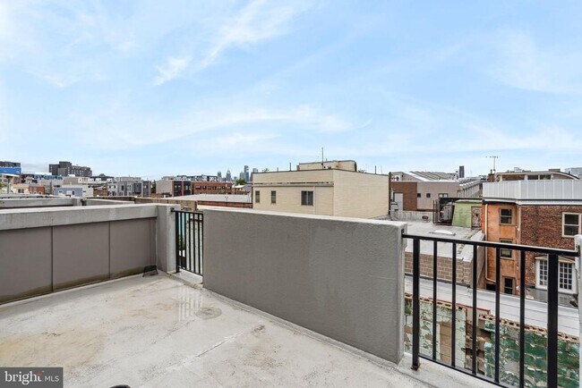 Building Photo - 1336 N Howard St