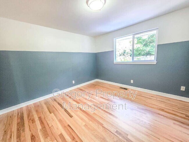 Building Photo - 15506 Juanita Dr NE