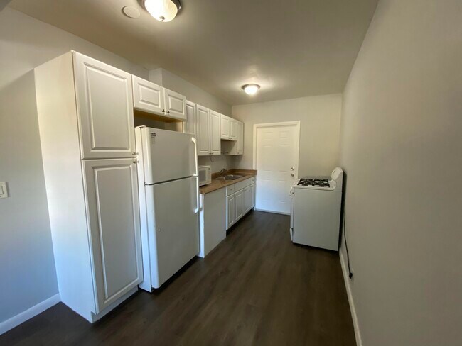 Building Photo - 428 Roseland Dr