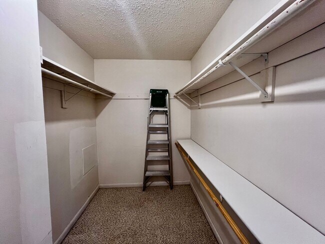 Building Photo - 2 bedroom 2 bathroom condo blocks from the Virginia Beach Oceanfront.