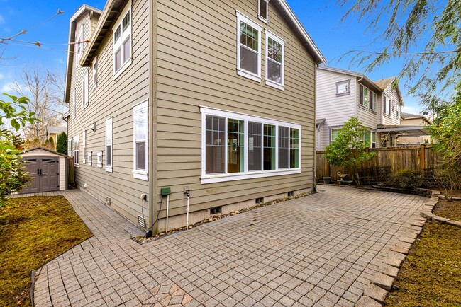 Building Photo - Redmond Grass Lawn Park 4 Bedroom 2.5 Bath...