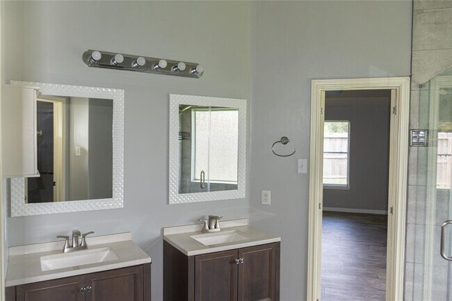 Building Photo - 822 Oak Lodge Ct
