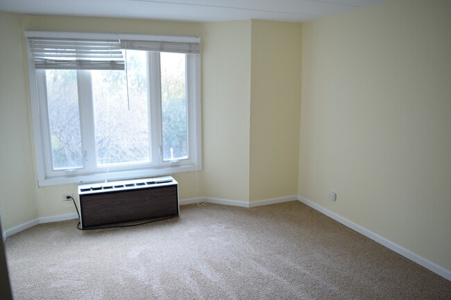 Building Photo - 1 Renaissance Pl