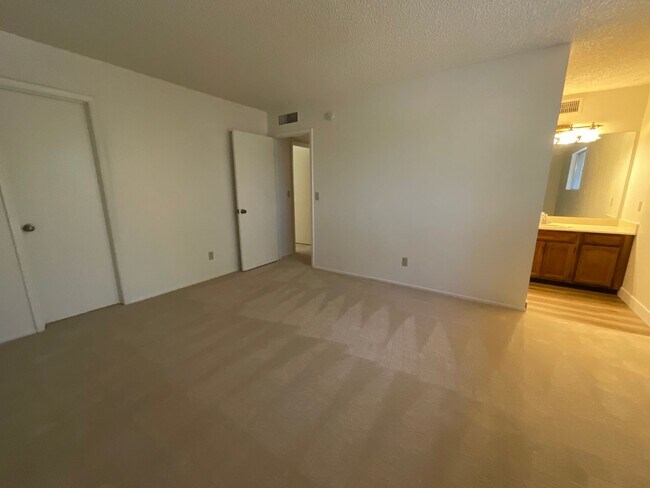 Building Photo - Great Northwest location Magee & La Canada