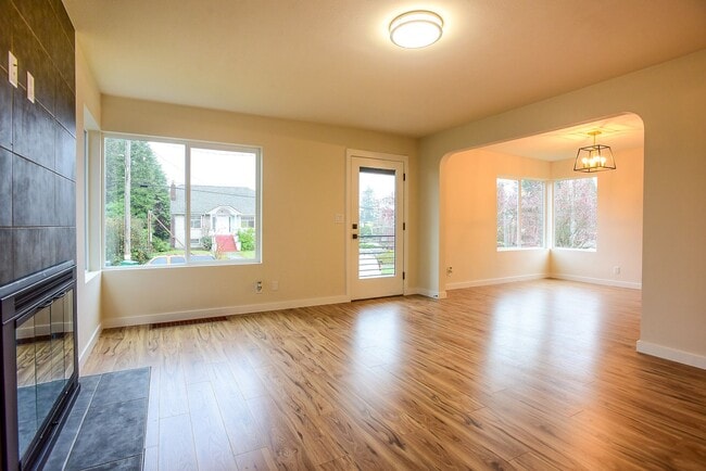Building Photo - Beautiful 4 bedroom home in Ballard
