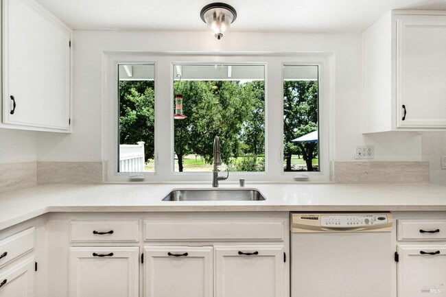 Building Photo - Welcome to your dream home in Oakmont, a v...