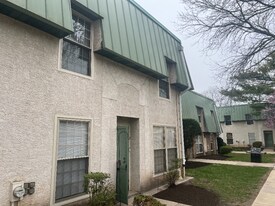 Building Photo - 441 Tomlinson Rd