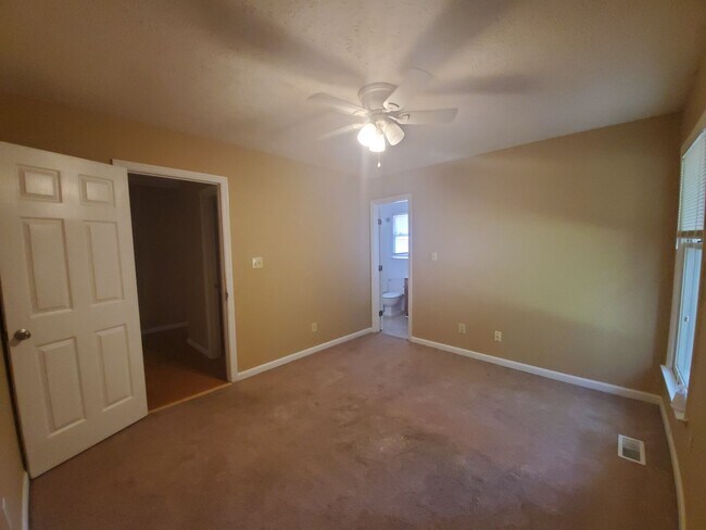 Building Photo - 5090 Summer Ridge Rd