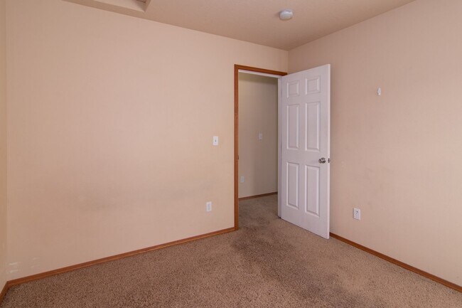 Building Photo - **August Availability** Nicely updated 3 Bedroom 2.5 Bath with large living / Dining area and att...