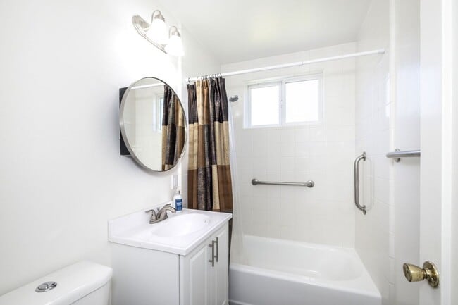 Building Photo - Lovingly Maintained 3 Bed, 1 Bath Home on Quiet Cul-de-Save