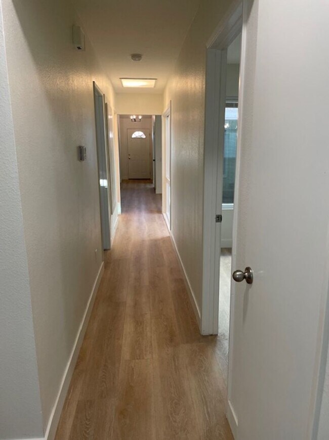 Building Photo - Thousand Oaks Totally Remodeled 3 Bed 2 Full Bath