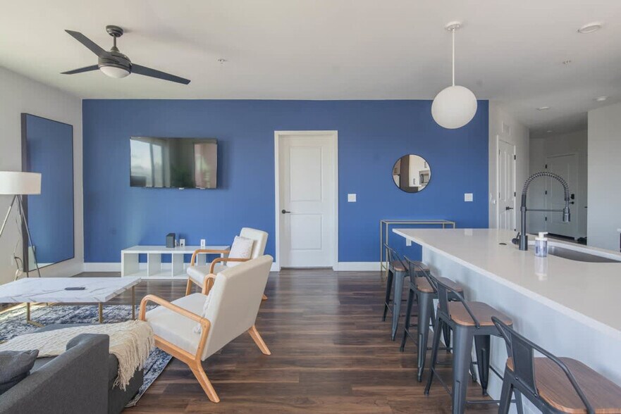 Building Photo - 812 W 1st St