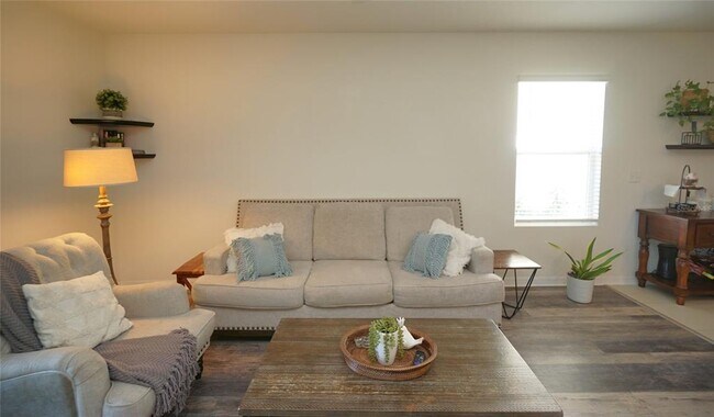 Building Photo - 11124 Leland Groves Dr