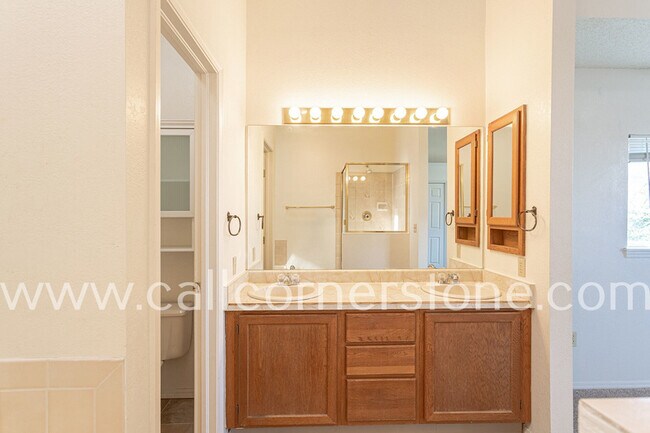 Building Photo - 940 Royal Crown Ln