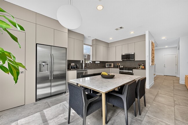 Building Photo - 10021 Hillside Bayou Dr