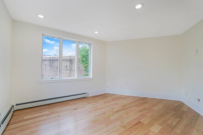 Building Photo - 2022 E 53rd St