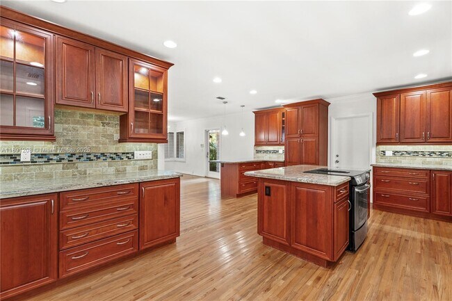 Building Photo - 605 Altara Ave