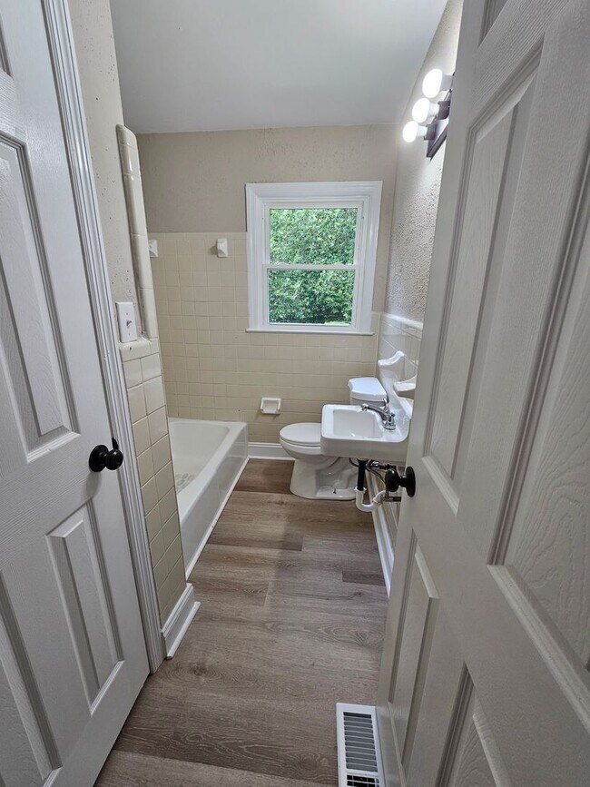 Building Photo - Nice three bedroom one bath