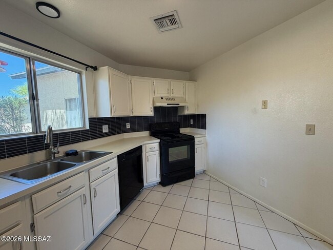 Building Photo - 9368 N Hampshire Dr