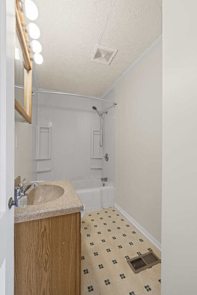 Building Photo - Cozy 3-Bedroom Ranch with Garage in Charmi...