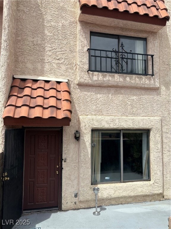 Building Photo - 5457 Escondido St