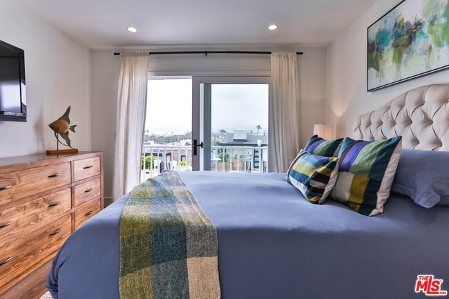 Building Photo - 218 Montreal St