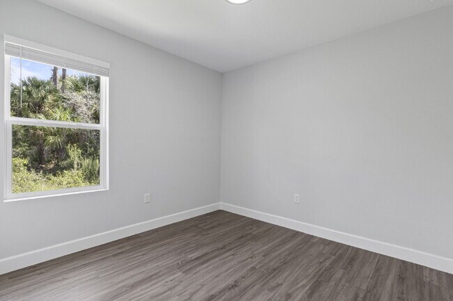 Building Photo - Spacious 3-Bedroom Duplex Oasis with 2 Full Baths in Port Charlotte – Your Ideal Retreat Awaits!