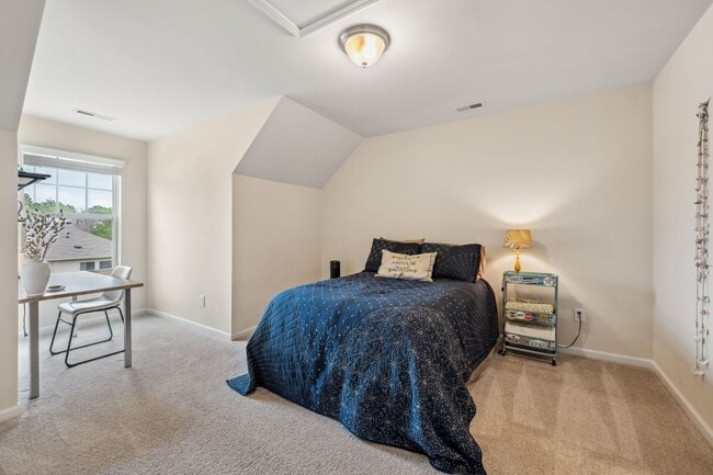 Building Photo - Beautiful 3 story townhome with office in ...