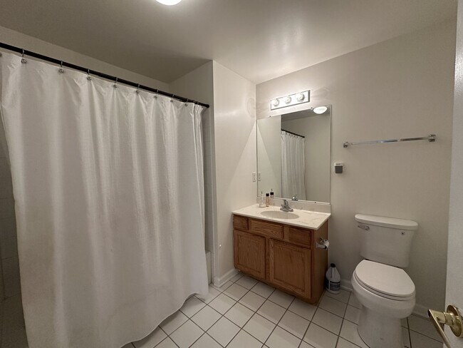 Building Photo - 3 bedrooms, 1 bathroom