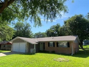 Building Photo - 7924 Silverdale Dr