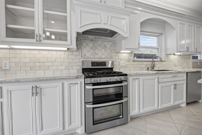 Building Photo - 10310 Chevy Chase Dr