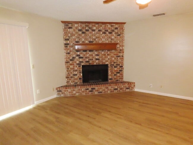 Building Photo - South Tyler! Spacious 3 Bedroom Duplex w/G...