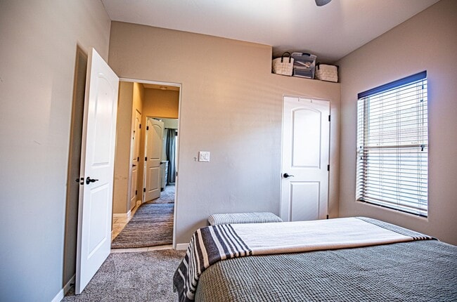 Building Photo - Beautiful 4 bedroom 2.5 bathroom