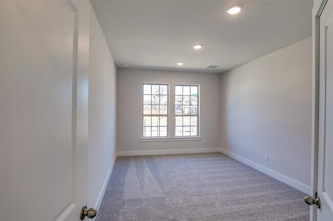 Building Photo - 2900 Miletto Dr