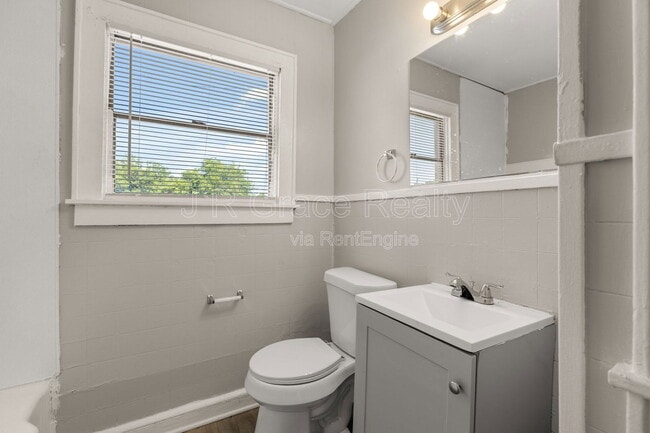 Building Photo - 1801 Reuter Ave