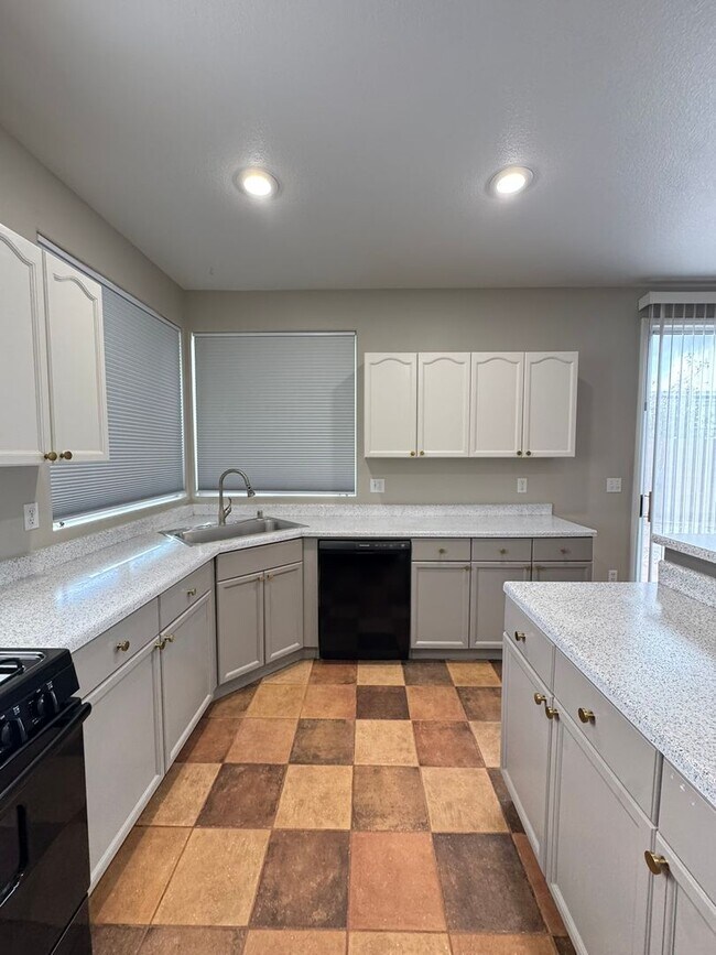 Building Photo - **Spacious 4-Bedroom Home in the Southwest!**