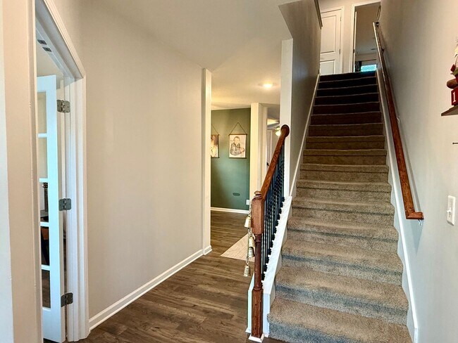 Building Photo - Beautiful 4 bedroom 2.5 bath home located in the Cliffs subdivision!