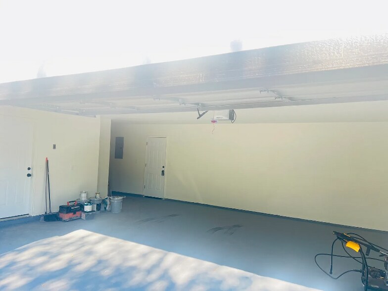 Building Photo - 4041 Thunderbird Dr
