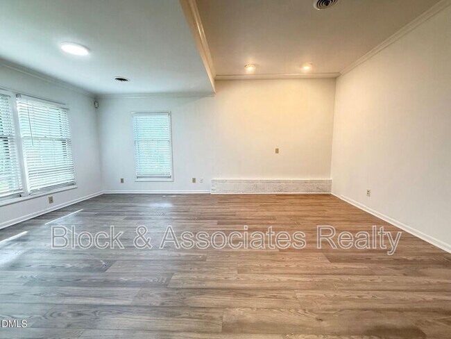Building Photo - 1421-A Lynn Road