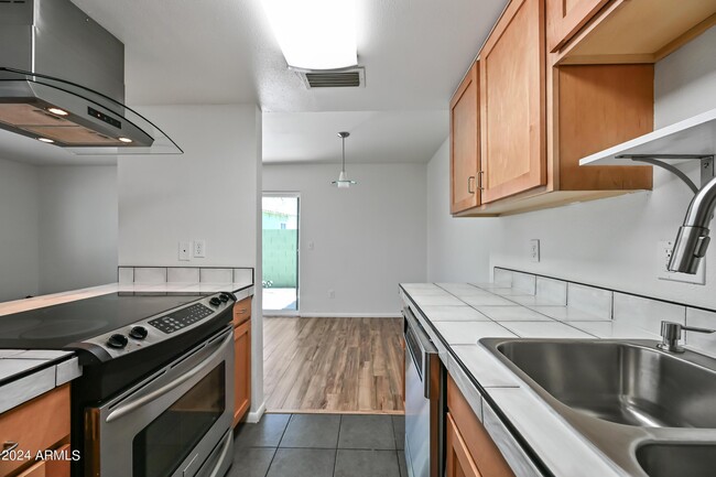 Building Photo - 729 E Cochise Dr