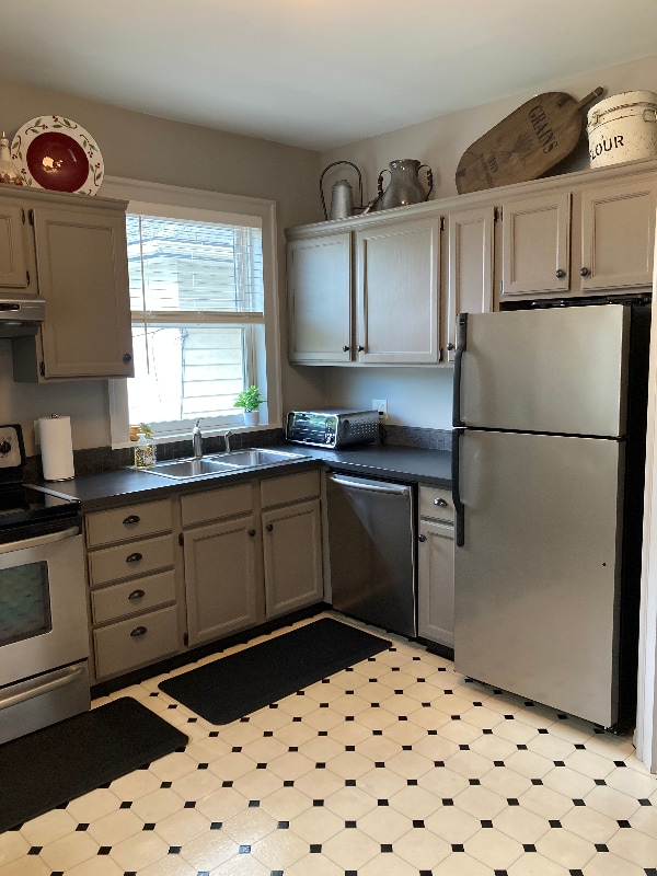 Building Photo - 593 Laurel Ave