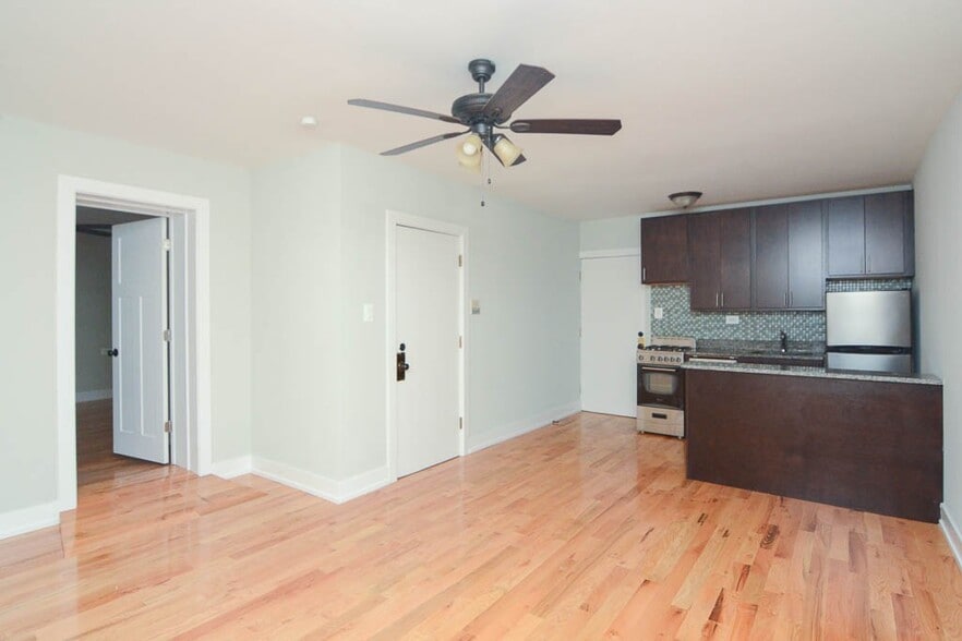 Building Photo - 820 W Cornelia Ave