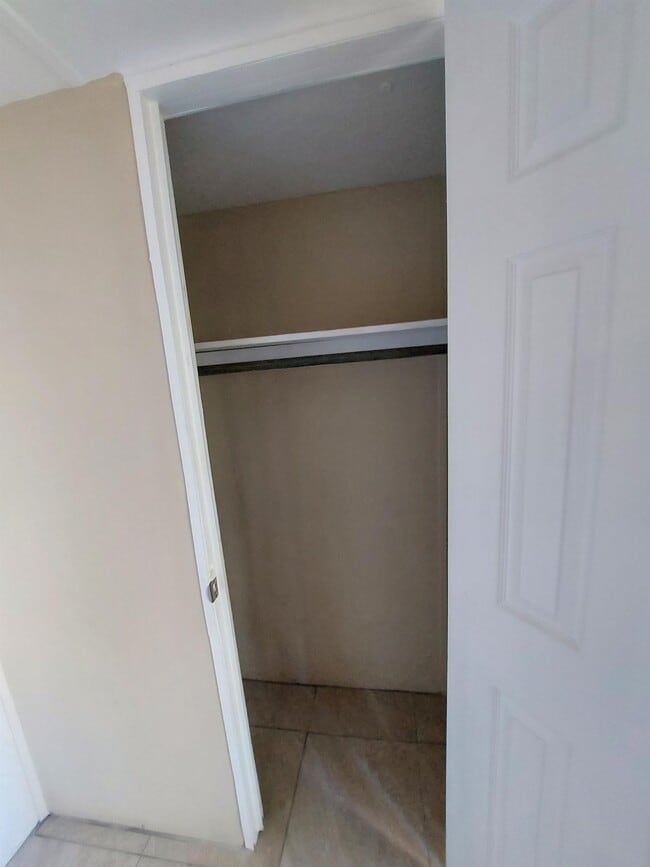 Building Photo - 119 E Woods Ct