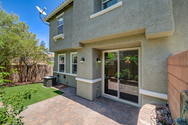 Building Photo - Stylish Townhome with Private Patio!