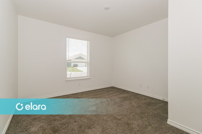 Building Photo - 2219 HORNBEAM ST