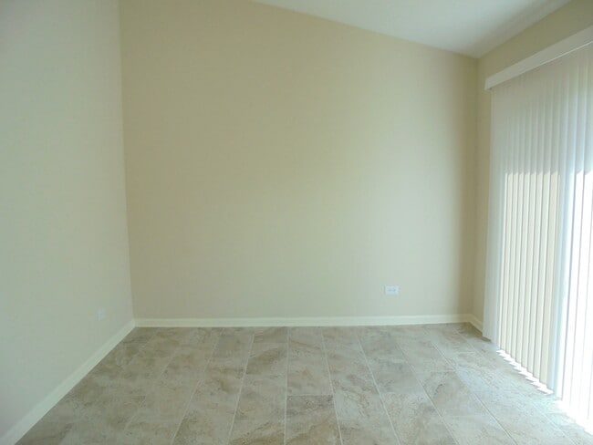 Building Photo - 1202 N Village Dr