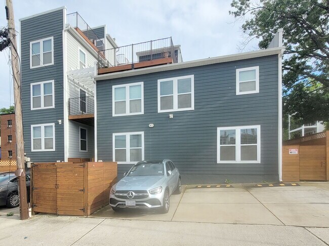 Parking - 727 Jefferson St NW